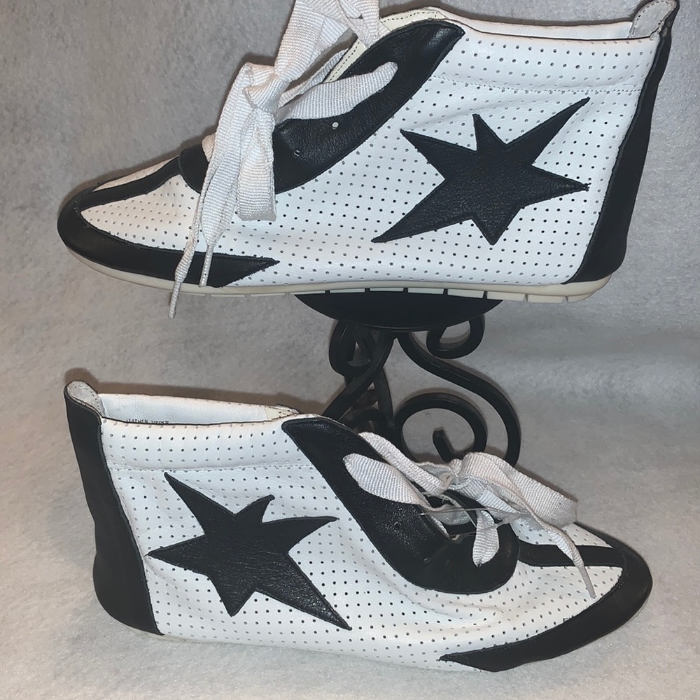 - *Chinese Laundry Light weight Sneakers SZ.6 1/2 New!